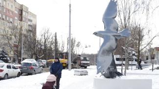 В Днепре в спальном районе установили трехметровую скульптуру сокола