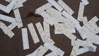 В Днепре на привокзальной площади разбросали сотни презервативов