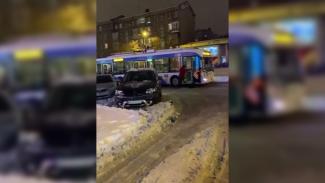 В Днепре пассажиры самостоятельно вытолкали застрявший в снегу троллейбус