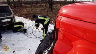 В Криворожском районе внедорожник с детьми застрял в снежном сугробе