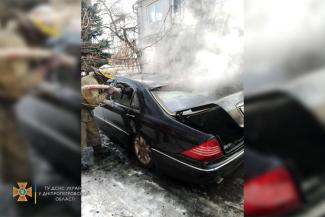 В Кривом Роге во дворе дома загорелся Mercedes