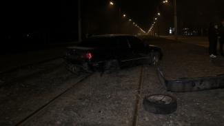 В Днепре автомобиль потерял колесо и вылетел на рельсы