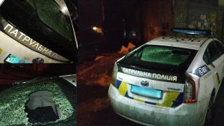 В Днепре прохожие разбили стекло полицейского авто