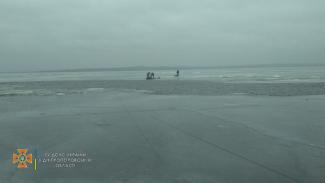 На Днепропетровщине рыбаки застряли на отколовшейся льдине