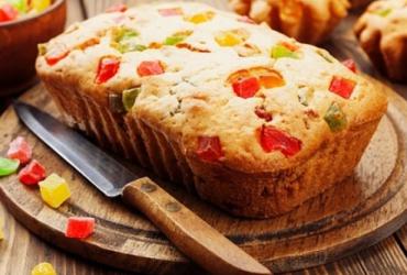 Кекс-пятиминутка с орехами, цукатами и бананами