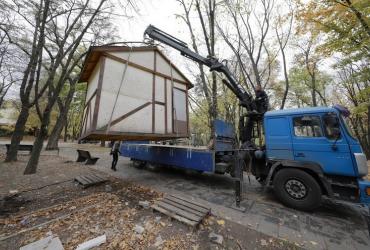 У парку ім. Т. Г. Шевченка у Дніпрі демонтували три незаконно встановлені кіоски