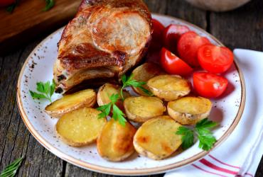 Запеченная корейка с картофелем