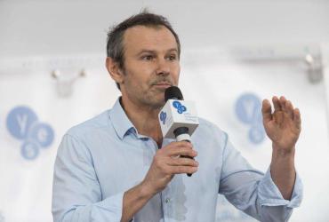 Вакарчук призвал законодательство урегулировать отношения с Россией