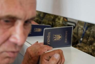 Не дают паспорт, но забирают в армию: в Украине разгорелся скандал