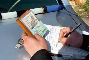 проверка документов на авто, фото https://cdn.autocentre.ua