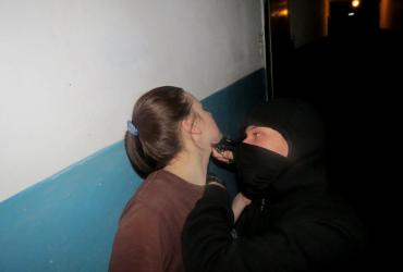 нападение в подъезде, фото из открытых источников