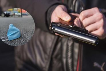 В Днепре мужчина на просьбу надеть маску в магазине угрожал работникам пистолетом