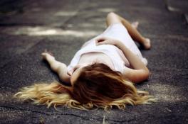 девушка лежит на дороге