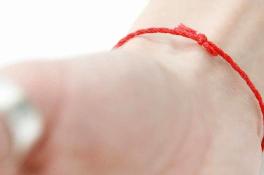 Красная нить на руке: как правильно завязать, чтобы приносила удачу