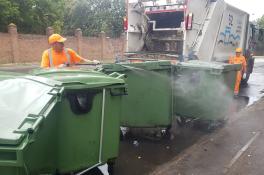 коммунальщики в Днепре следят за чистотой и состоянием мусорных баковв Днепре следя за чистотой и состоянием мусорных баков