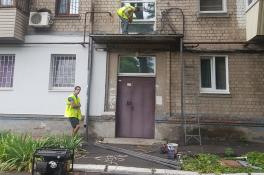 В Шевченковском районе меняют аварийные козырьки над подъездами