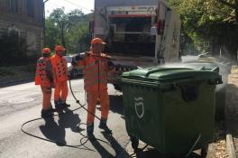 В Днепре коммунальщики ежедневно моют мусорные баки
