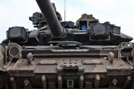 Российские танки засекли возле жилого района на Луганщине