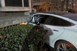 Водитель выпрыгнул на ходу из неуправляемой Tesla Model S