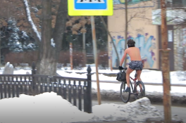 В мороз по улицам Никополя разъезжал полуголый велосипедист