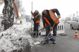 В Днепре коммунальщики расчищают ливневки для приема талого снега