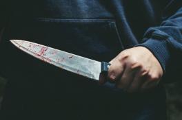В Кривом Роге мужчина изрезал ножом соседку