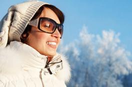 Почему стоит носить солнцезащитные очки зимой