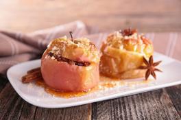 Как испечь яблоки в духовке: 3 сочных рецепта