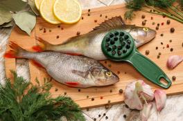 Как легко и быстро чистить рыбу от чешуи: 3 способа