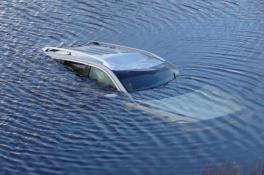 На Днепропетровщине внедорожник утонул в реке с водителем внутри