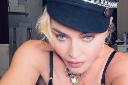 Мадонна показала откровенные снимки в ботфортах и колготках в сетку