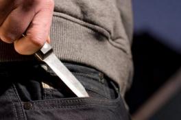 В Павлограде парень поссорился с незнакомцем и пырнул его ножом