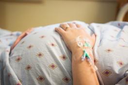 В Каменском беременная несовершеннолетняя пыталась покончить с собой