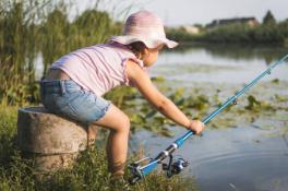 На Полтавщине 8-летняя девочка во время рыбалки удочкой задела электросеть