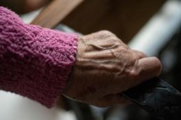 В Каменском одинокая пенсионерка травмировалась дома и несколько дней пролежала без помощи