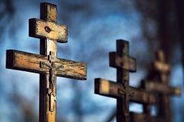 В Киеве мужчину до смерти избили могильным крестом на кладбище 