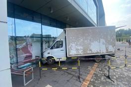 В Кривом Роге грузовик протаранил торговый центр