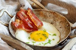 Почему нельзя есть яйца на завтрак - ученые