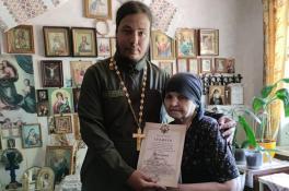 Монахиня из Никополя связала тысячу пар носков для украинских бойцов на Донбассе