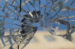 В Днепре агрессивный мужчина кулаками разбил витрину супермаркета