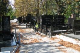 Под Днепром мужчина полгода живет на кладбище