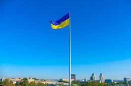 В Днепре ко Дню Независимости заменили самый большой флаг в Украине