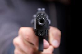 В Днепре на Тополе в троих людей стреляли из пистолета