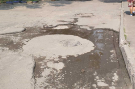 Жители Днепра просят отремонтировать аварийную дорогу
