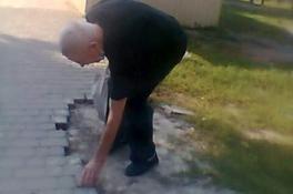 В Днепре на Тополе мужчина разворотил тротуарную плитку