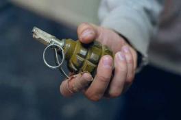 Под Днепром мужчина разгуливал по улицам с гранатой в руке