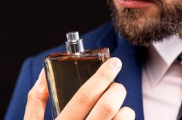 Под Днепром мужчина на глазах у сотрудников магазина украл парфюмерию