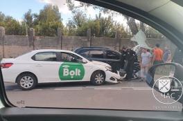 В Днепре на Криворожской таксист Bolt врезался в Subaru