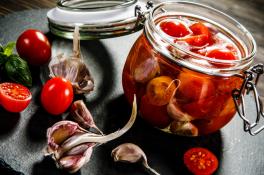 Консервируем помидоры в изысканном маринаде: простой рецепт
