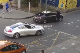 В центре Днепра пешеход подрался с водителем (Видео) 